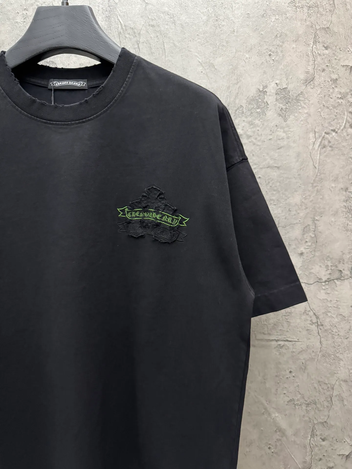 P230 top version, real shot without P, ​​different from market currency) 𝗖𝗵𝗿𝗼𝗺𝗲 𝗛𝗲𝗮𝗿𝘁𝘀/Croxin 2026 spring new original single counter American patch embroidered couple short sleeves 👑The highest version! Customized fabric 320 grams, patch embroidery, best-selling model at the counter, very comfortable to wear. Accessories: original molded and authenticated collar label ➕ 100% silk wash water label. Genuine purchase-grade original hangtag➕matching hanging rope➕3D hanging beads➕original packaging bag. Craftsmanship: The original version has consistent wiring! The highest version of the armhole matching technique! Color: White Black Size: S M L XL Style No.: 6606